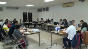Durante las sesiones de trabajo, el Dr. Daniel Hernández Cruz compartió herramientas metodológicas para la aplicación del enfoque biográfico narrativo en la producción académica.